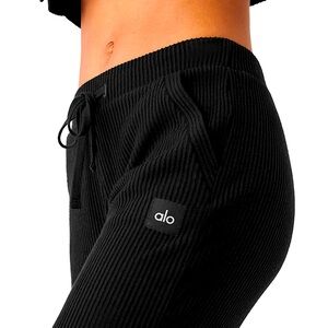 NWOT Alo Yoga Muse sweatpants jogger
